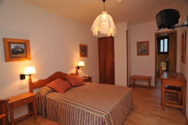 Hotel Roya Espot Exterior photo